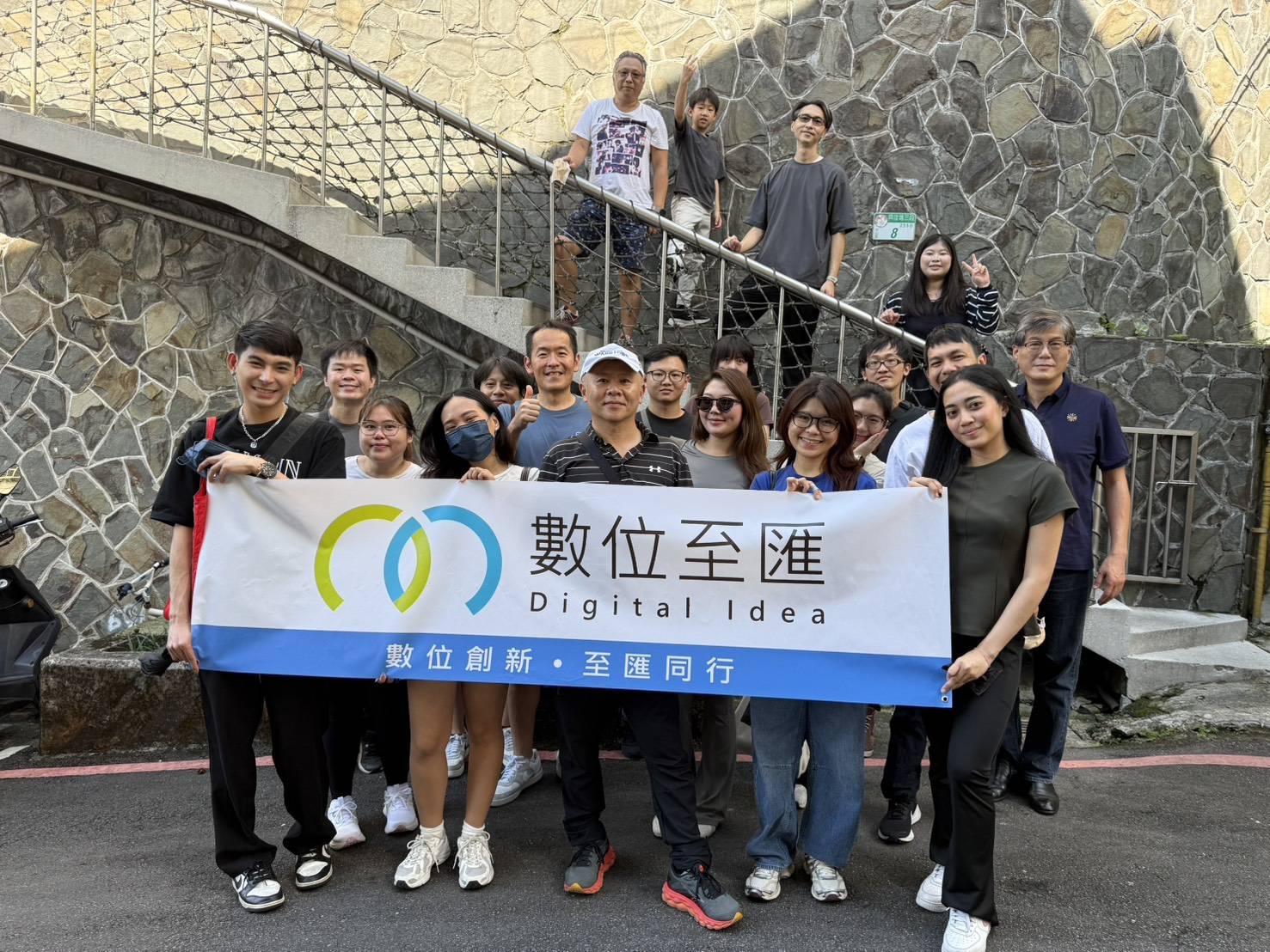數位至匯團隊於關愛之家公益探訪合影